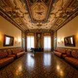 ...l� dove ci attende la stanza pi� affascinante della dimora: la Sala Etrusca